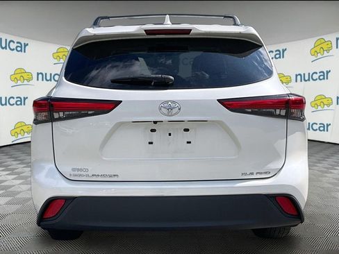 Used 2021 Toyota Highlander XLE AWD/4WD image 3