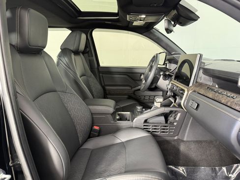 Used 2024 Toyota Tacoma Limited w/ Limited Package (LT) AWD/4WD image 10