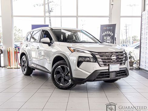 Used 2024 Nissan Rogue SV AWD/4WD image 3