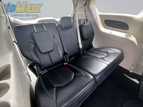 Used 2024 Chrysler Pacifica Touring-L FWD image 31