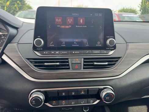 Used 2025 Nissan Altima 2.5 SV FWD image 14