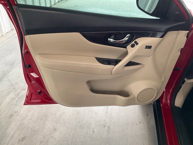 Used 2017 Nissan Rogue SL w/ SL Premium Package FWD image 5