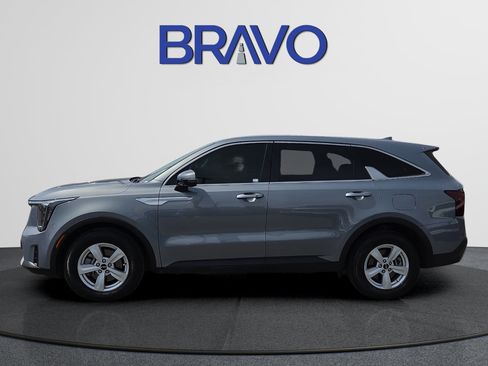 Used 2025 Kia Sorento LX FWD image 2