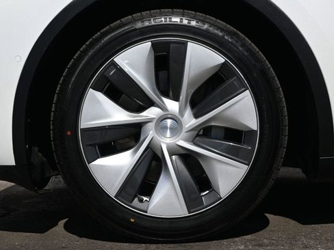 Used 2021 Tesla Model Y Long Range image 7