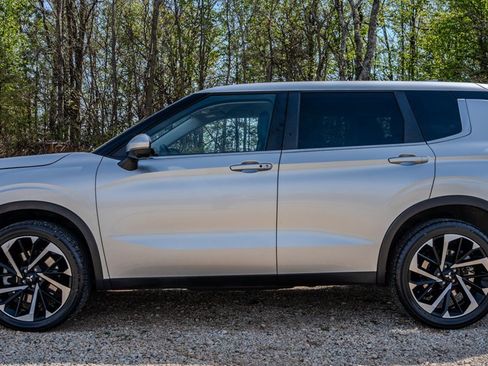 Used 2022 Mitsubishi Outlander SE image 2