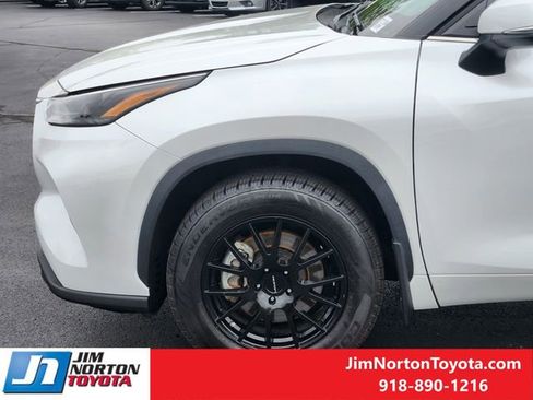 Used 2023 Toyota Highlander XLE AWD/4WD image 9