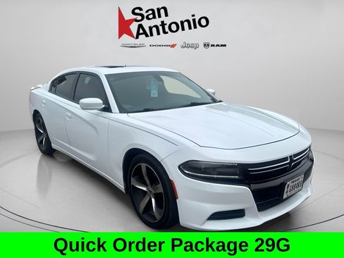 Used 2017 Dodge Charger SE w/ Power Sunroof Group RWD image 2