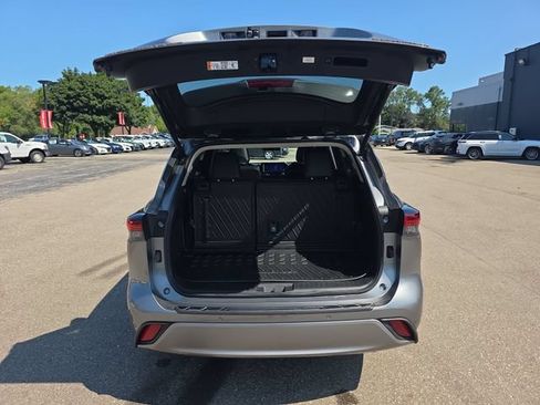 Used 2025 Toyota Highlander Platinum AWD/4WD image 26
