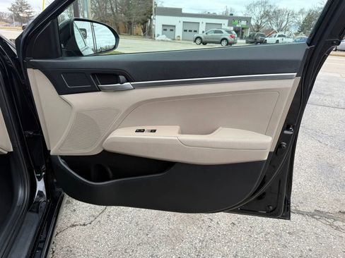 Used 2019 Hyundai Elantra SE image 17