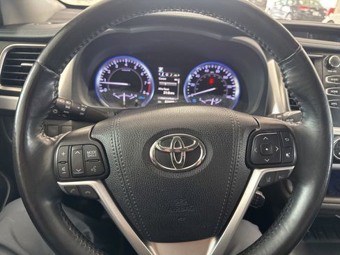 Used 2019 Toyota Highlander SE w/ Nightshade Edition FWD image 19