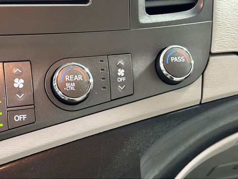 Used 2013 Toyota Sienna L w/ Towing Pkg image 23