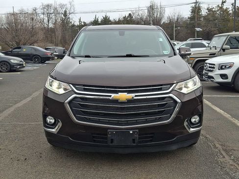 Used 2021 Chevrolet Traverse LT image 2