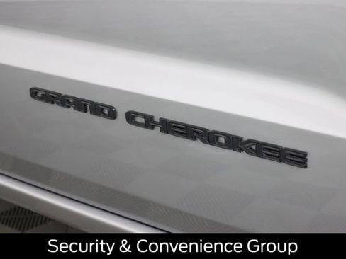 Used 2019 Jeep Grand Cherokee Laredo AWD/4WD image 17