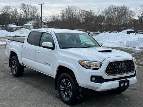 Used 2019 Toyota Tacoma TRD Sport image 3