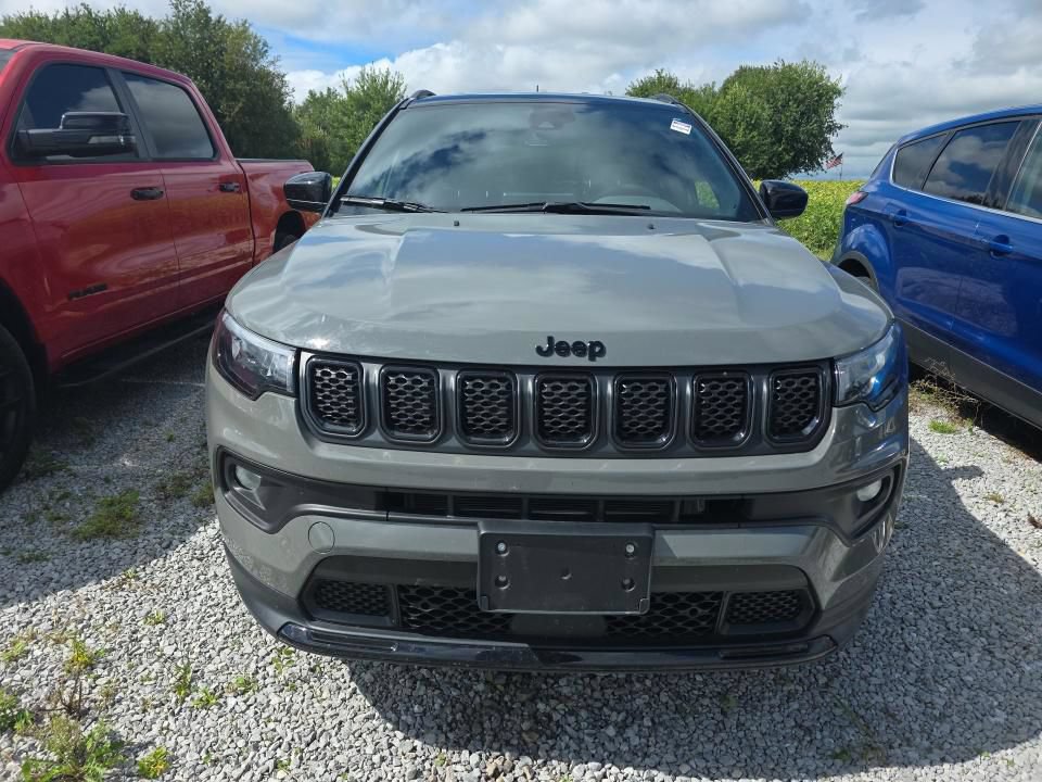Used 2023 Jeep Compass Latitude w/ Convenience Group AWD/4WD image 3