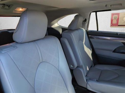 Used 2023 Toyota Highlander Platinum image 23