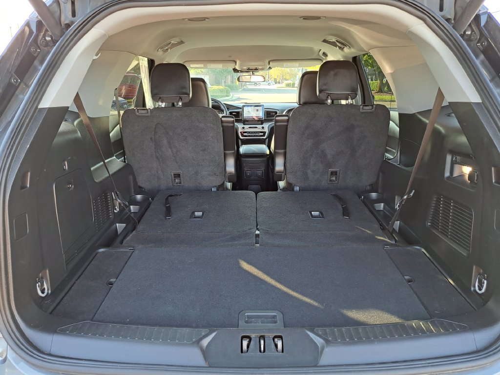 Used 2024 Ford Explorer XLT w/ Equipment Group 202A RWD image 15