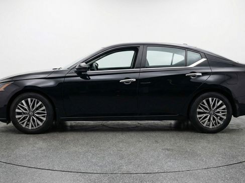 Used 2025 Nissan Altima 2.5 SV FWD image 5