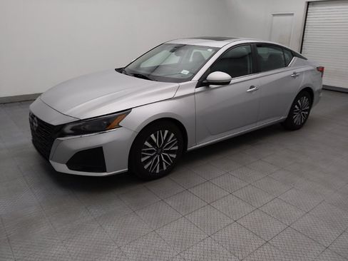 Used 2023 Nissan Altima 2.5 SV w/ SV Premium Package FWD image 2