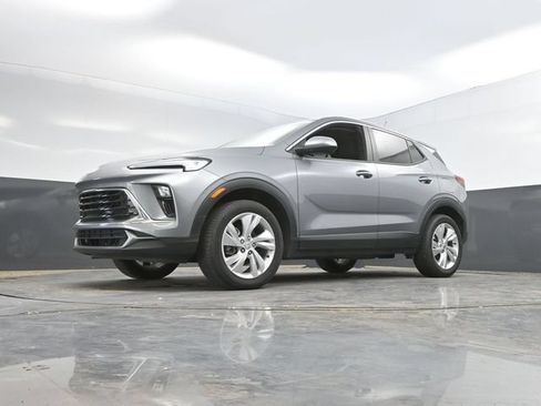 Used 2025 Buick Encore GX Preferred AWD/4WD image 44