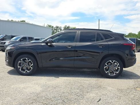 Used 2024 Chevrolet Trax LT w/ Sunroof Package FWD image 2