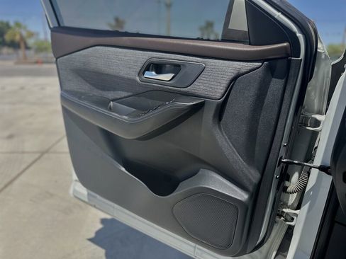 Used 2023 Nissan Rogue SV image 5