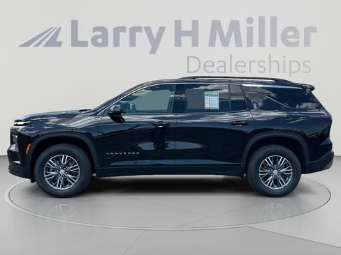 Used 2025 Chevrolet Traverse LT FWD image 2