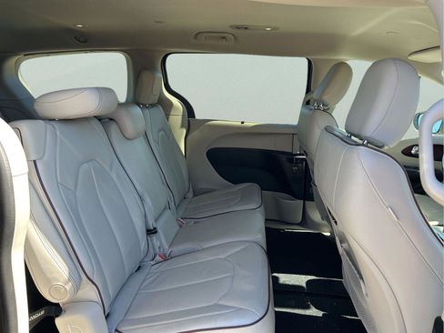 Certified 2017 Chrysler Pacifica Limited w/ Advanced Safetytec Group image 32