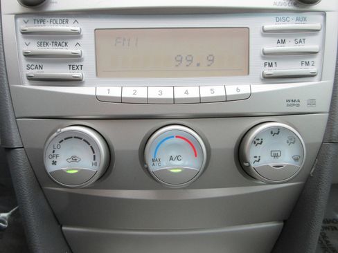 Used 2010 Toyota Camry LE FWD image 36