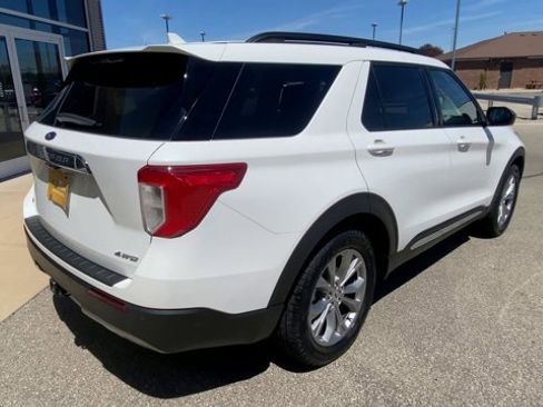 Certified 2023 Ford Explorer XLT w/ Equipment Group 202A AWD/4WD image 3