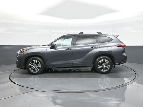 Used 2023 Toyota Highlander XLE AWD/4WD image 4