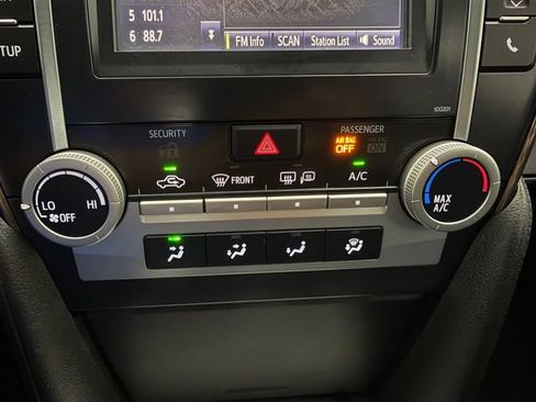 Used 2014 Toyota Camry SE FWD image 18