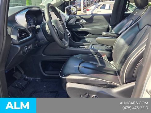 Used 2025 Chrysler Pacifica Limited FWD image 5
