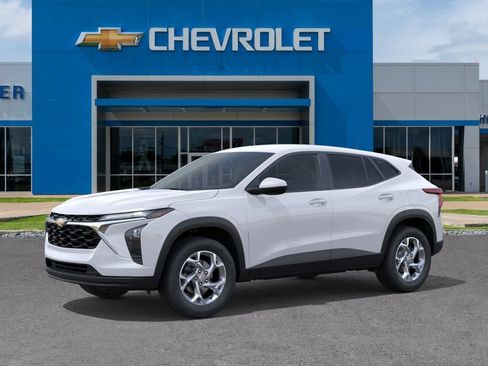 New 2026 Chevrolet Trax LS w/ LS Convenience Package FWD image 2