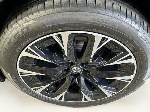 Used 2024 MAZDA CX-90 Plug-In Hybrid w/ Premium Pkg AWD/4WD image 11