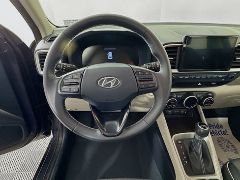 Used 2024 Hyundai Venue Limited image 17
