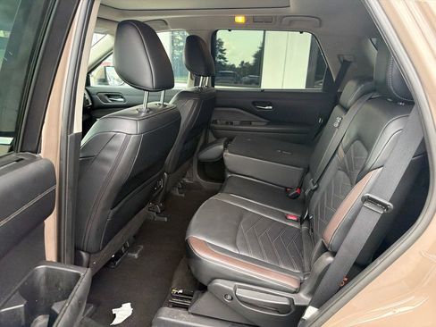 Used 2024 Nissan Pathfinder Platinum w/ Cargo Package AWD/4WD image 6