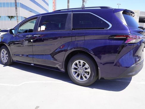 New 2026 Toyota Sienna XLE FWD image 6