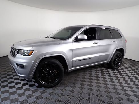 Used 2019 Jeep Grand Cherokee Altitude AWD/4WD image 12
