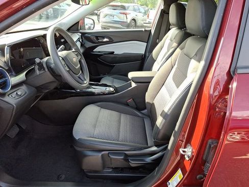 Used 2025 Chevrolet Trax LT FWD image 14