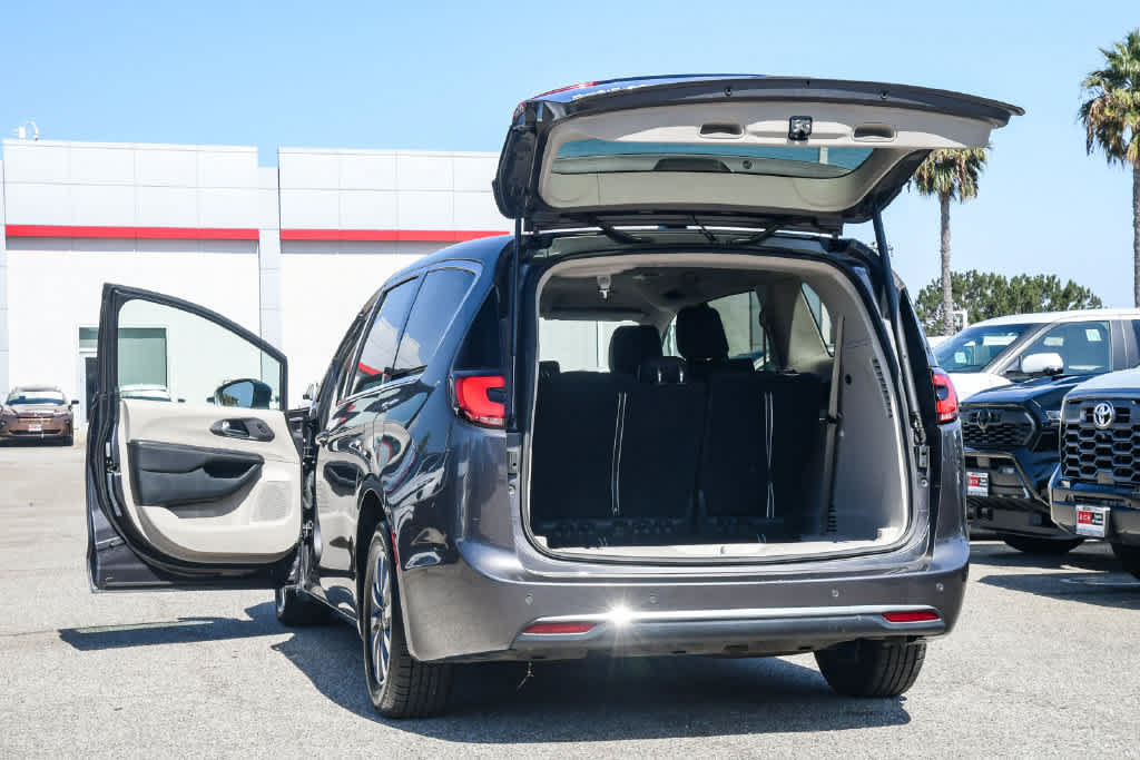 Used 2023 Chrysler Pacifica Touring-L FWD image 26