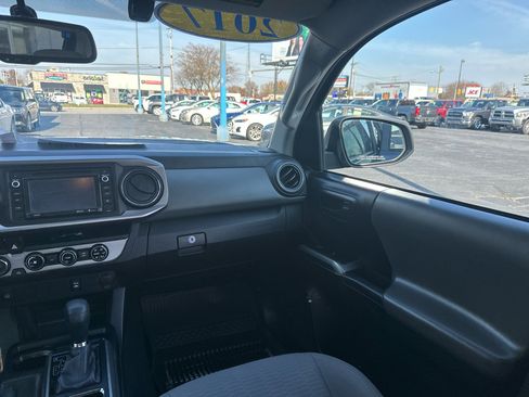 Used 2017 Toyota Tacoma SR5 image 23