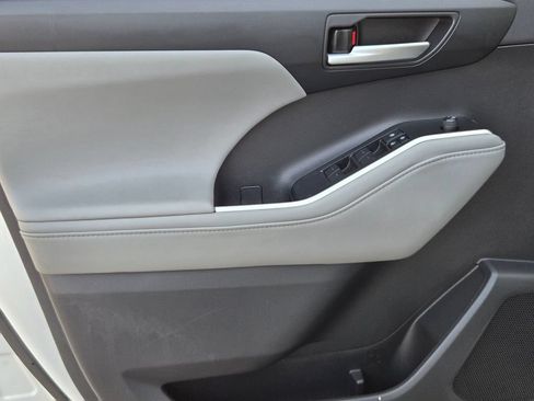 Used 2021 Toyota Highlander XLE FWD image 11