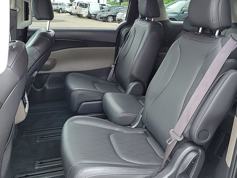 Used 2025 Kia Carnival FWD image 10