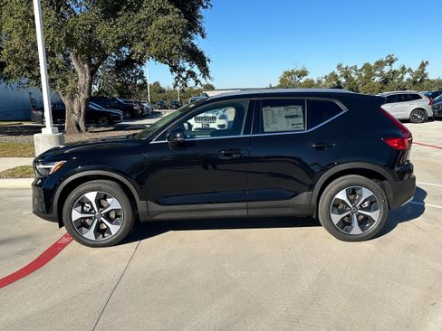 Used 2025 Volvo XC40 B5 Plus w/ Protection Package Premier AWD/4WD image 3