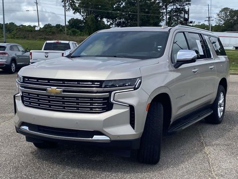 Used 2021 Chevrolet Suburban Premier w/ Premium Package AWD/4WD image 3