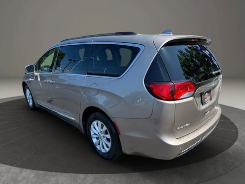 Used 2017 Chrysler Pacifica Touring-L image 9