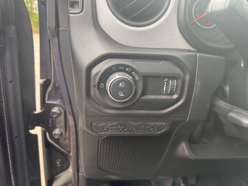 Used 2024 Jeep Gladiator Sport AWD/4WD image 17