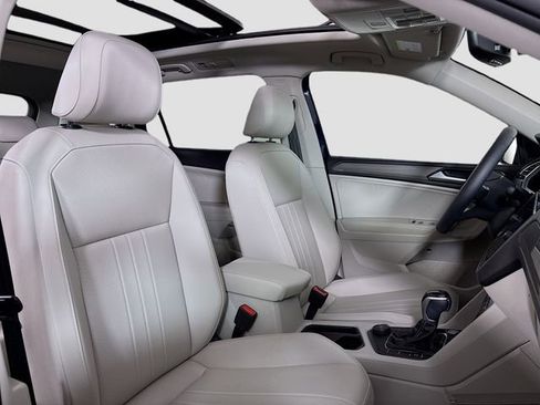 Used 2022 Volkswagen Tiguan SE w/ Panoramic Sunroof Package image 28