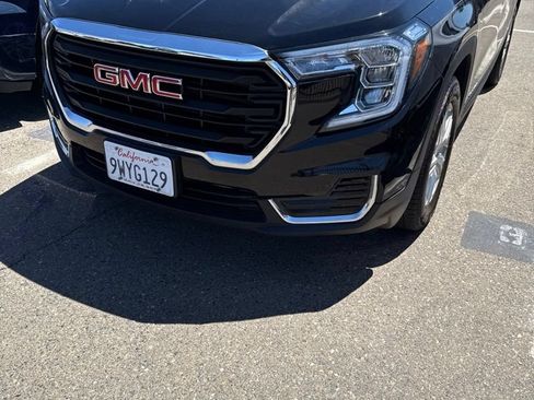 Used 2024 GMC Terrain SLE FWD image 2